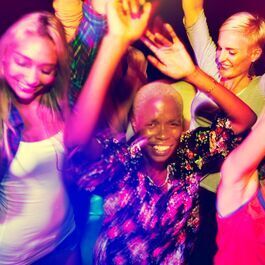 DJ Melle legt auf einer lebhaften Party auf und begeistert die Gäste mit Musik
