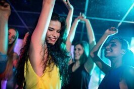 DJ sorgt für Stimmung auf einer Geburtstagsfeier – Eventservice OWL für unvergessliche Events