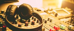 DJ Stefan Masur nutzt hochwertige DJ Kopfhörer für erstklassigen Sound beim Auflegen