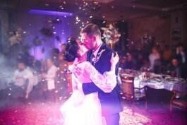 Brautpaar tanzt den Hochzeitstanz mit professionellem Event DJ Löhne im Hintergrund