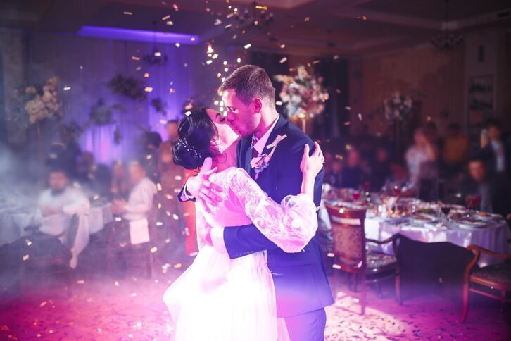 Brautpaar beim Hochzeitstanz mit DJ von Musicdreams