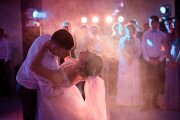 Brautpaar tanzt im Nebel – Romantischer Eröffnungstanz mit Hochzeits-DJ & Bodennebel-Effekt Brautpaar beim Eröffnungstanz im Nebel – Magische Hochzeitsstimmung mit Bodennebel-Effekt