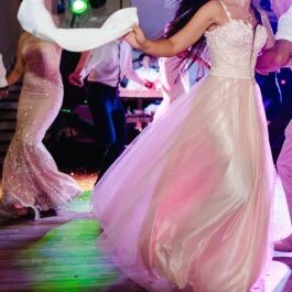 DJ Melle begleitet das Brautpaar beim Eröffnungstanz auf der Hochzeit und schafft eine unvergessliche Atmosphäre
