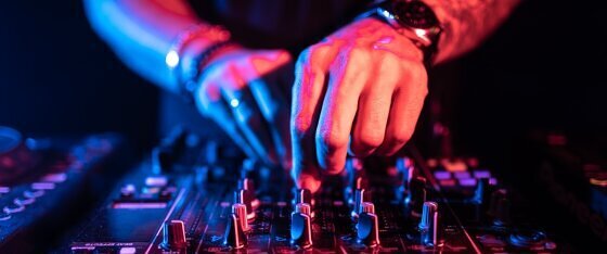 DJ am Mischpult – professionelle Musiksteuerung für Hochzeiten und Events