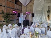 DJ-Aufbau für Hochzeit auf einem Bauernhof – Rustikale Feier mit Musik & Licht Professioneller DJ-Aufbau auf einer Hochzeit auf einem Bauernhof – rustikale Atmosphäre mit Licht, Ton und stimmungsvoller Musik für eine unvergessliche Feier.