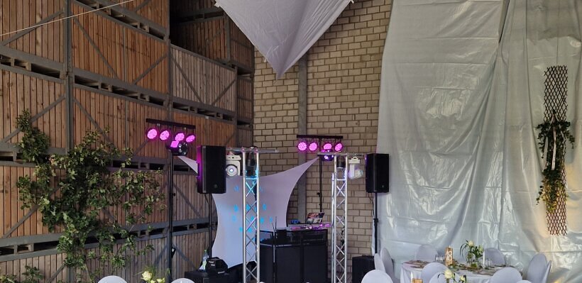 DJ-Aufbau für Hochzeit auf einem Bauernhof – Rustikale Feier mit Musik & Licht Professioneller DJ-Aufbau auf einer Hochzeit auf einem Bauernhof – rustikale Atmosphäre mit Licht, Ton und stimmungsvoller Musik für eine unvergessliche Feier.