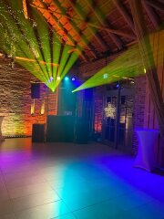 DJ-Aufbau in einem Festsaal – Elegantes Setup für die perfekte Feier