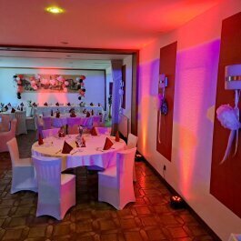 DJ Petershagen: Professioneller DJ-Aufbau in einem Festsaal in Petershagen mit stilvoller Beleuchtung, hochwertiger Soundanlage und perfekter Atmosphäre für Hochzeiten und Events