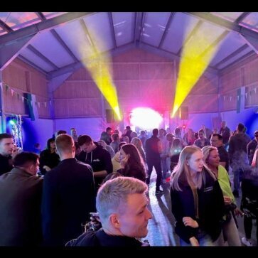 DJ für Geburtstage legt auf einer großen Bühne bei einer Geburtstagsfeier mit 300 Personen auf