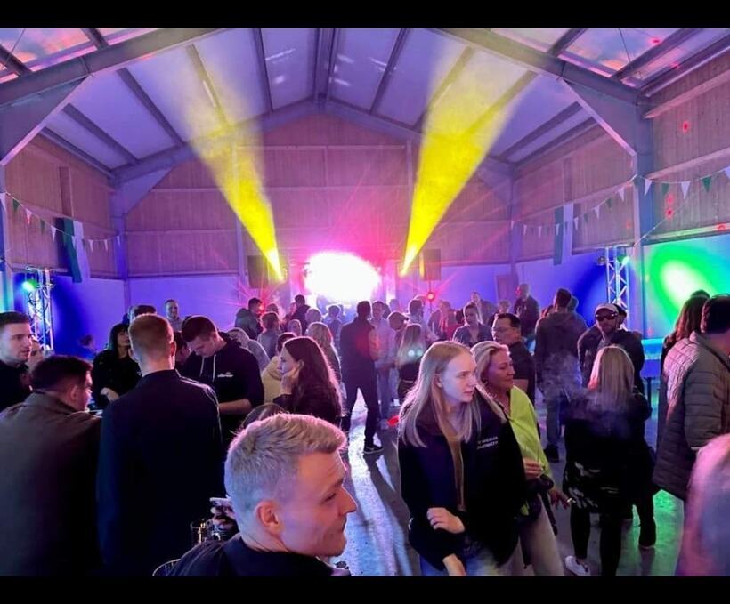 Erfahrener DJ für Geburtstage auf großer Bühne – Perfekte Musik für Ihre Geburtstagsfeier DJ für Geburtstage legt auf einer großen Bühne bei einer Geburtstagsfeier mit 300 Personen auf