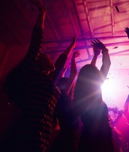Jubelnde Abiturienten beim Abiball mit professionellem DJ