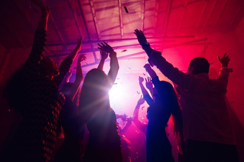 Jubelnde Abiturienten beim Abiball mit professionellem DJ