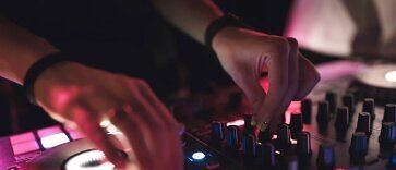 Moderner DJ-Controller mit Mischpult und Effekten – perfekte Ausrüstung für DJs zum Auflegen und Mixen von Musik.
