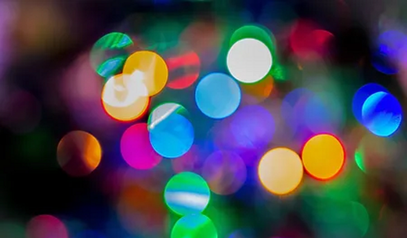 DJ veranstaltet eine Kinderdisco auf einer Hochzeit und unterhält die Kinder mit Musik und Tanz
