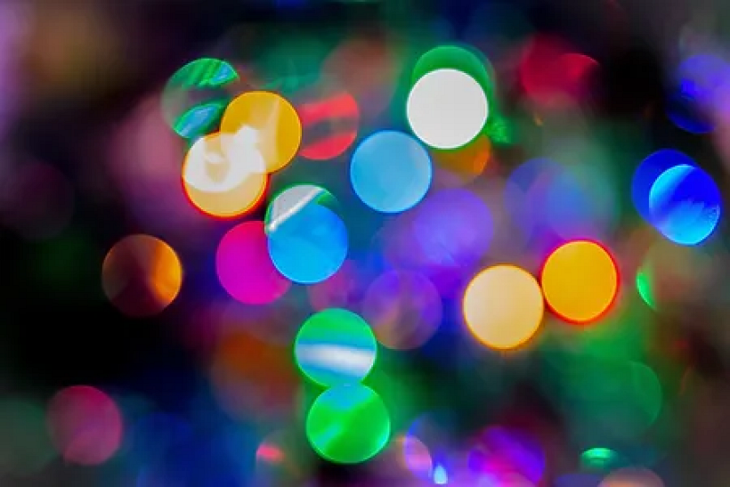 DJ veranstaltet eine Kinderdisco auf einer Hochzeit und unterhält die Kinder mit Musik und Tanz