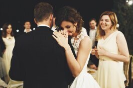 Brautpaar tanzt einen romantischen Discofox als Hochzeitstanz beim Eröffnungstanz auf ihrer Hochzeit