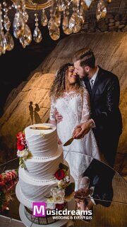 Brautpaar_hochzeitstorte_2_ Die perfekte Playlist zur Hochzeitstorte findet ihr bei uns