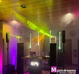 Beeindruckende Lichttechnik und DJ-Anlage auf einer Hochzeitsfeier.
