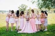 Romantischer Hochzeitstanz Discofox bei freier Trauung mit DJ Brautpaar tanzt einen romantischen Hochzeitstanz Discofox während einer freien Trauung mit DJ im Hintergrund
