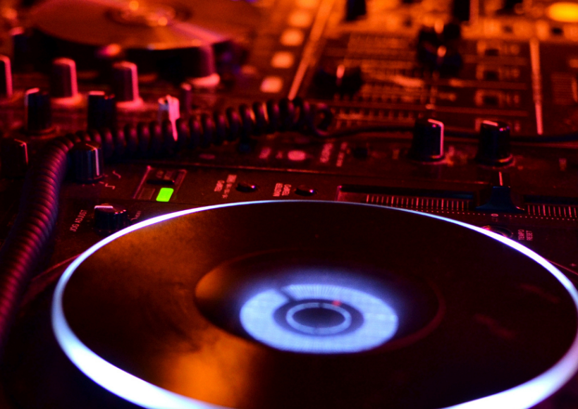 Nahaufnahme eines DJ-Controllers bei einer Hochzeit in Bünde – professionelle Musik- und Lichtsteuerung für die perfekte Feier.