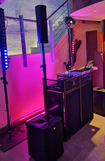 „Professioneller DJ auf einer Firmenfeier in Herford. Stimmungsvoller Abend mit passender Musikauswahl, hochwertiger Lichttechnik und beeindruckender Atmosphäre für die perfekte Feier.“