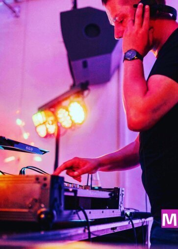„DJ Stefan Masur von Musicdreams live hinter dem DJ-Counter auf einer Firmenfeier in Minden. Perfekte Musikauswahl, beeindruckende Lichtshow und professionelle Ausstattung sorgen für eine unvergessliche Feier.“