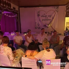 Ein erfahrener Hochzeits-DJ in Minden sorgt mit passender Musik und Lichttechnik für unvergessliche Momente.