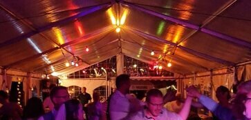 Feiernde Gäste genießen die Musik eines erfahrenen Hochzeit DJs auf einer stilvollen Hochzeit in Minden