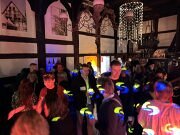 DJ Mottoparty: Unvergessliche Event-Atmosphäre mit Musik, Licht und Stimmung DJ Mottoparty mit dynamischer Event-Szene, Musik, Lichteffekten und festlicher Stimmung für unvergessliche Momente