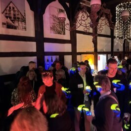 „Dynamische Event-Szene mit Musik, Licht und festlicher Stimmung – perfekte Atmosphäre für unvergessliche Momente.