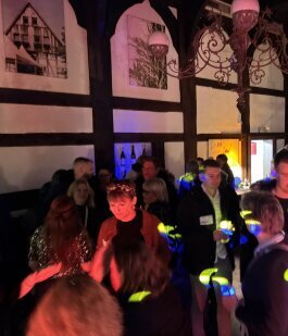 „Dynamische Event-Szene mit Musik, Licht und festlicher Stimmung – perfekte Atmosphäre für unvergessliche Momente.