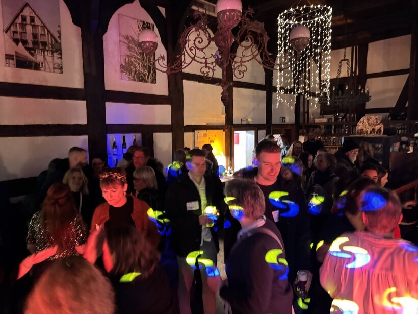 „Dynamische Event-Szene mit Musik, Licht und festlicher Stimmung – perfekte Atmosphäre für unvergessliche Momente.