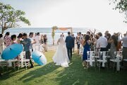 Romantische Hochzeit im Freien – stilvolle Hochzeitszeremonie inmitten der Natur mit idyllischer Kulisse.“