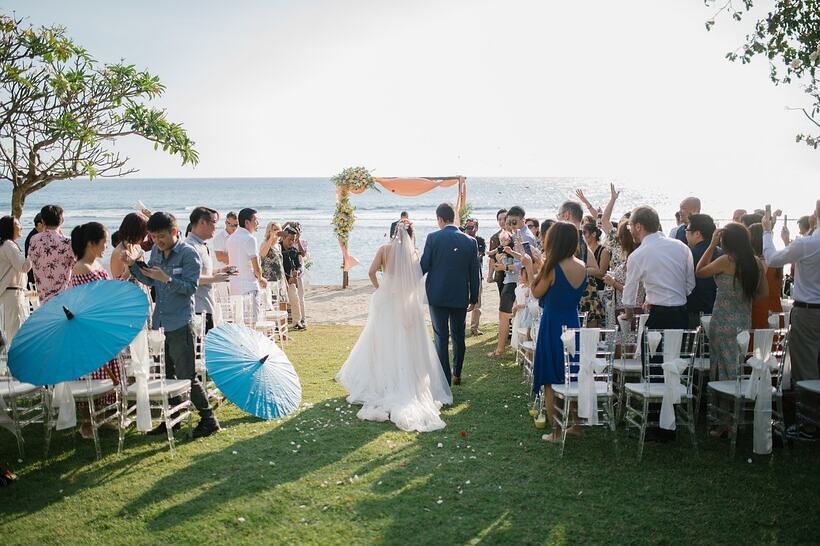 Hochzeitszeremonie in der Natur – Romantische Trauung im Grünen Romantische Hochzeit im Freien – stilvolle Hochzeitszeremonie inmitten der Natur mit idyllischer Kulisse.“