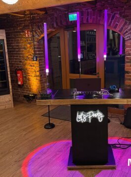 DJ-Paket inklusive Fotobox – perfekte Kombination aus Musik, Party-Stimmung und lustigen Erinnerungsfotos für Hochzeiten und Firmenevents