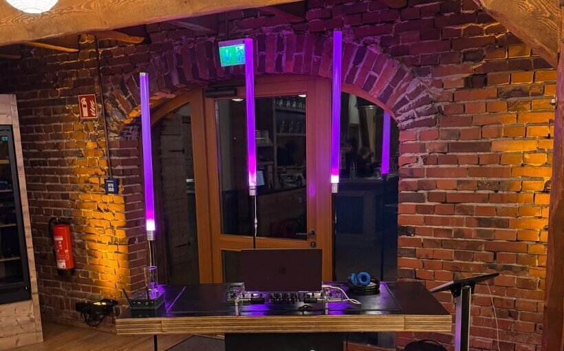 DJ-Paket inklusive Fotobox – perfekte Kombination aus Musik, Party-Stimmung und lustigen Erinnerungsfotos für Hochzeiten und Firmenevents