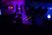 DJ mit Mischpult auf einer Vereinsfeier – Musik & Stimmung DJ legt Musik auf einer Vereinsfeier auf – professionelles Mischpult und stimmungsvolle Atmosphäre für Events und Feiern.