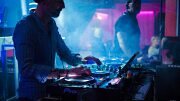 DJ in der Diskothek – Musik & Party-Stimmung bei der Veranstaltung“ DJ legt in der Diskothek auf – stimmungsvolle Musik, Lichteffekte und Tanzfläche bei einer Veranstaltung oder Party