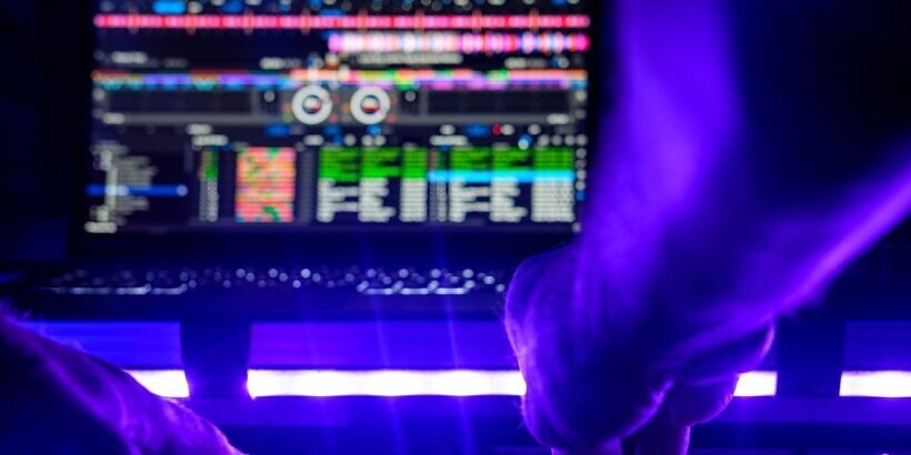 DJ legt Musik auf einer Feier auf – professionelle Audio-Technik, Mischpult und energiegeladene Party-Stimmung in der Diskothek