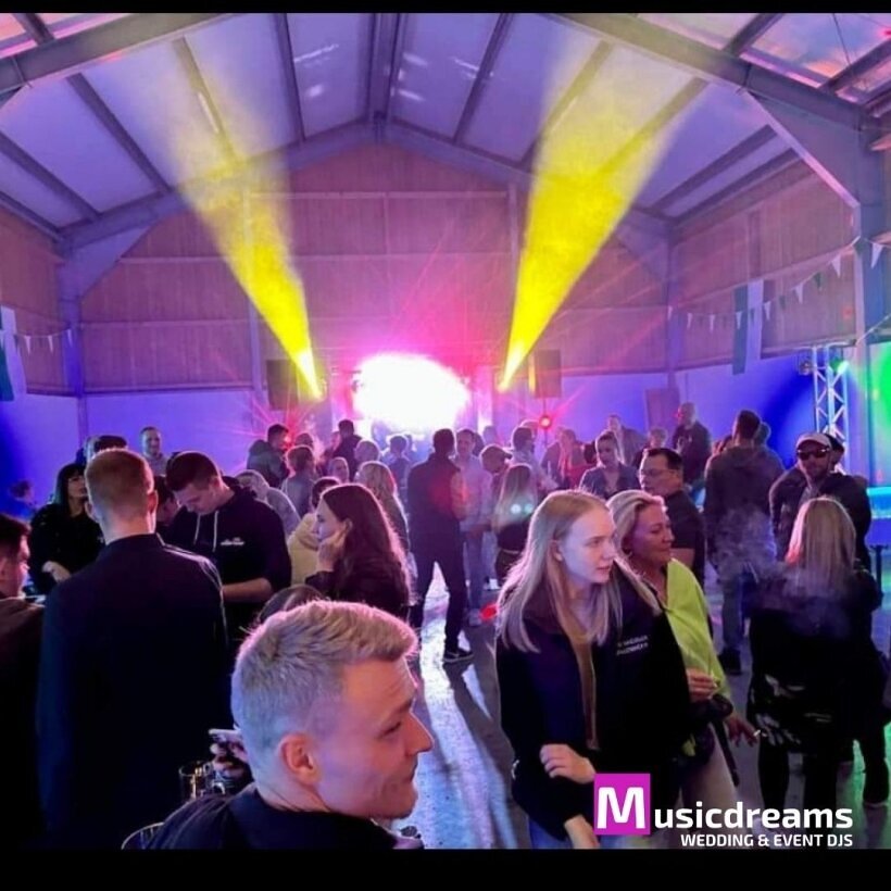 Professioneller DJ für Gala und Firmenevent – stilvolle Musik, edle Beleuchtung und elegante Atmosphäre für besondere Anlässe