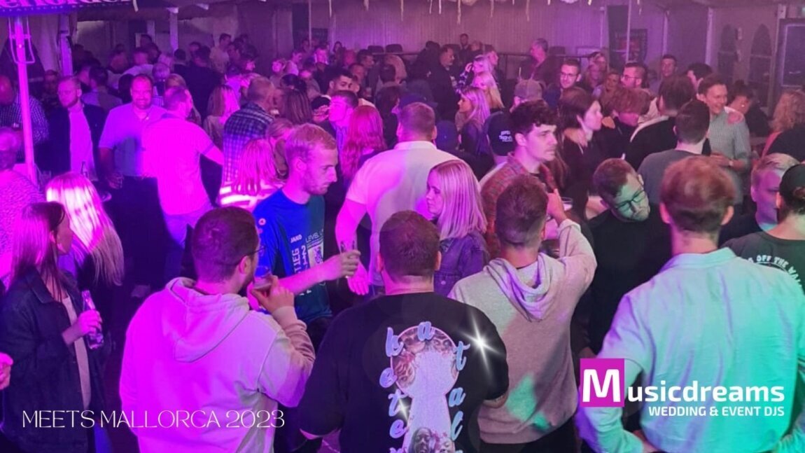 DJ Mallorca legt auf einer ausgelassenen Malle-Party auf und sorgt für beste Stimmung