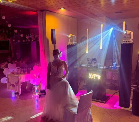 Brautpaar beim Hochzeitstanz mit DJ in Minden
