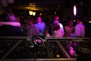 DJ-Atmosphäre mit Musik, Licht und Party-Stimmung in der Diskothek Dynamische Party-Szene mit DJ, Mischpult, Kopfhörern und beeindruckender Beleuchtung in der Disko – perfekte Atmosphäre zum Tanzen und Feiern