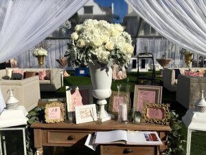 Luxuriöse Hochzeitstisch-Dekoration mit weißen Elementen, eleganter Bankett-Anordnung und romantischer Atmosphäre