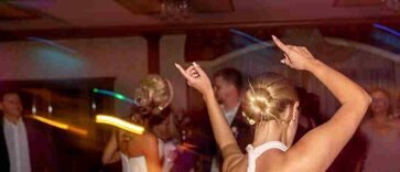 Hochzeitsparty in Owl mit DJ hochzeit – Tanz, Musik und ausgelassene Feieratmosphäre für Brautpaar und Gäste.