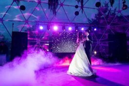 Hochzeits-DJ in Herford: Brautpaar beim Eröffnungstanz mit stimmungsvoller Beleuchtung