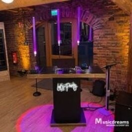 Stimmungsvolles DJ-Paket – pinke LED-Illumination & professionelle Lichttechnik für Events