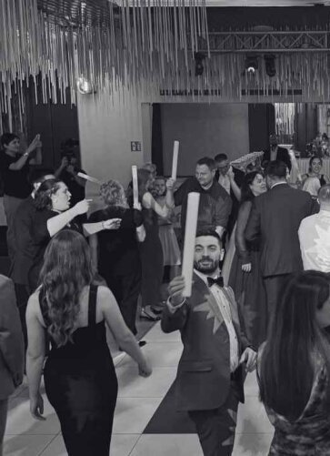 Erfahrener Event-DJ für Hochzeiten und Firmenfeiern – Perfekte Stimmung garantiert