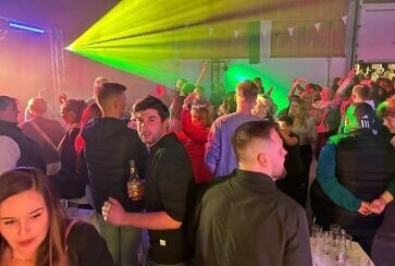 DJ Stefan Masur legt auf einer Mottoparty auf und sorgt mit Musik und guter Stimmung für das perfekte Event – der ideale DJ für jede Mottoparty.