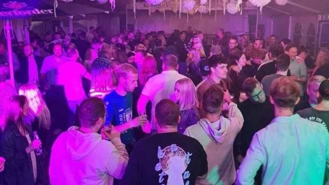 Ausgelassene Gäste auf der Tanzfläche bei einer Malle-Party mit Musicdreams